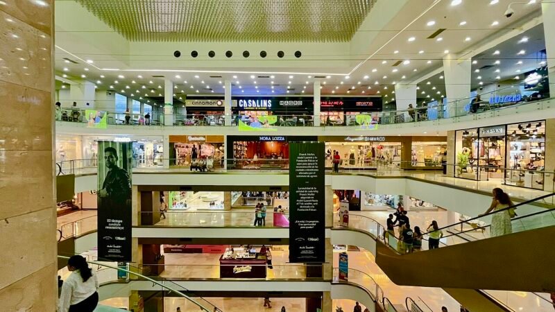 Locales y pasillos comerciales en el centro comercial La Quinta de Bucaramanga