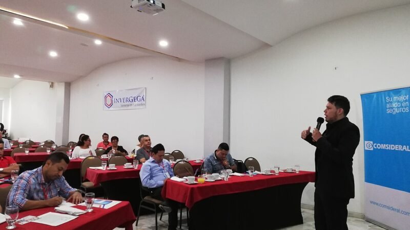 Participantes en una charla de planes de negocio en Bucaramanga