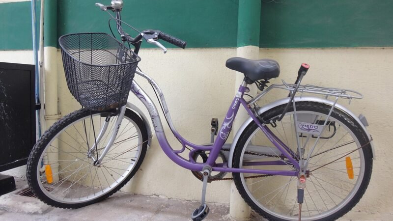 Bicicleta urbana con canasta fotografiada de perfil como ejemplo de producto para un anuncio clasificado