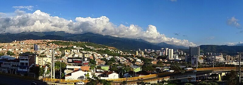 Vista panorámica de Floridablanca en Santander, con sus zonas urbanas y montañas