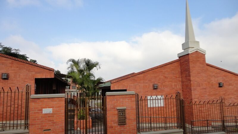Edificación en Floridablanca, Santander, contexto urbano para comercios y tiendas de la zona