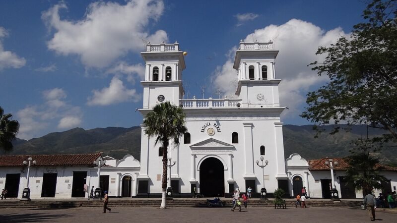 Basílica de Girón y entorno del parque principal, ejemplo de fotografía de exterior en el municipio