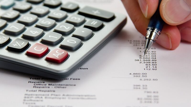Persona revisando datos financieros para elaborar una cotización