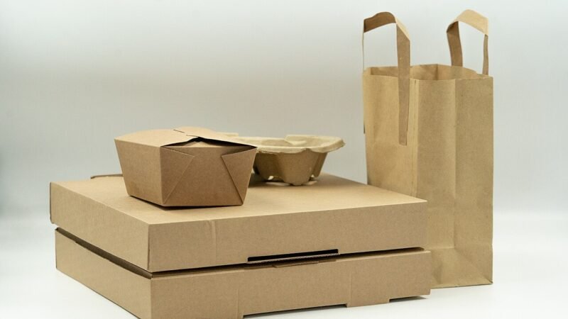 Cajas, bolsas y portavasos de cartón para empacar pedidos comerciales