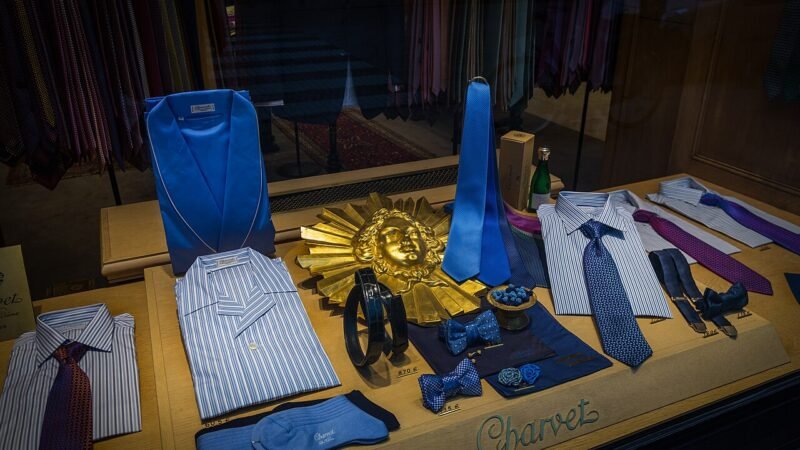 Vitrina comercial con camisas y accesorios organizados en una tienda, ejemplo ilustrativo de presentación al abrir un local