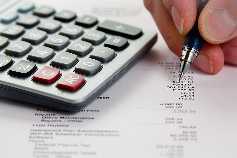 Persona revisando información financiera en una mesa de trabajo