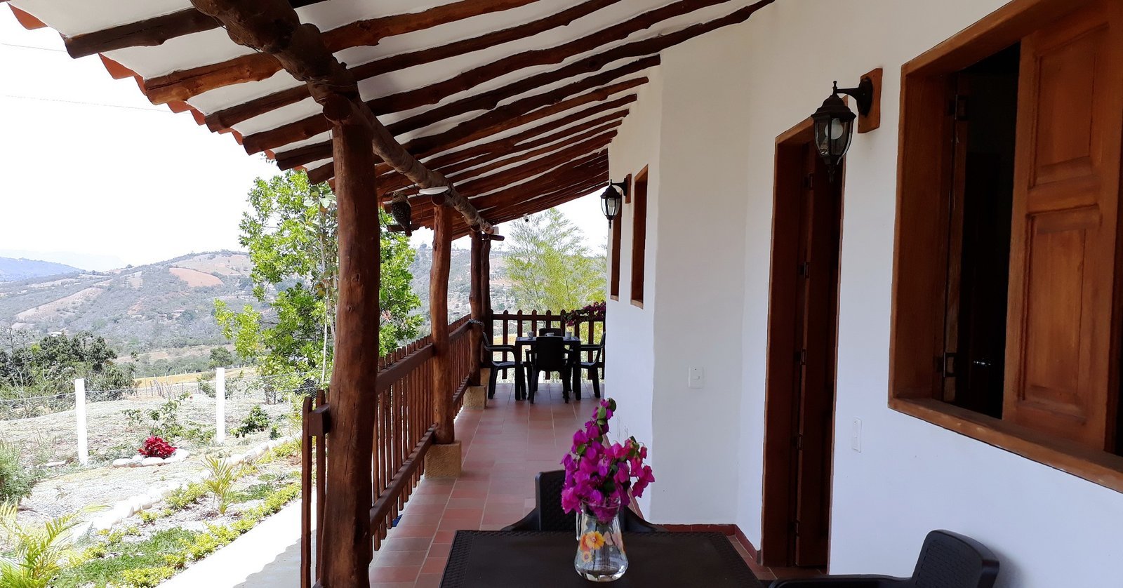 Terraza y paisaje natural de Timbarra Cottage en Santander